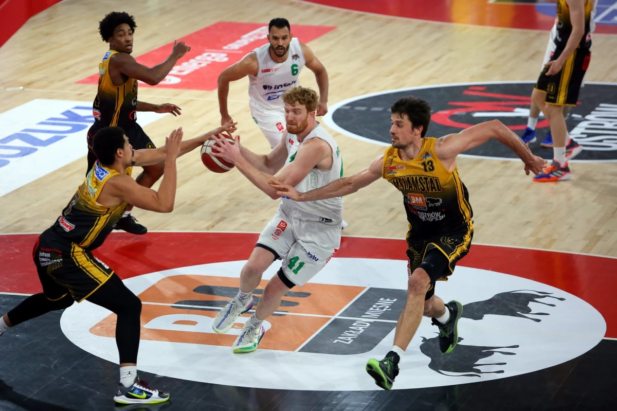 Koszykarze Zastalu Zielona Góra zrobili pierwszy krok na drodze do obrony mistrzostwa kraju: w pierwszym meczu finałowym pokonali Stal Ostrów Wielkopolski 89:75. Zastal rozegrał świetną drugą połowę, Stali natomiast zabrakło w końcówce sił, ale i pomysłu na solidną grę rywala.