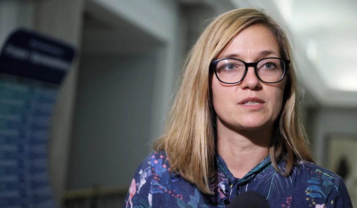 To nieumundurowany funkcjonariusz pododdziału kontrterrorystycznego BOA użył gazu wobec posłanki Lewicy Magdaleny Biejat podczas listopadowej demonstracji w Warszawie. Jak dowiedział się reporter RMF FM, po blisko półrocznej kontroli udało się ustalić tożsamość tego policjanta. Wcześniej inni funkcjonariusze obecni na demonstracji twierdzili, że go nie rozpoznają. "Mam nadzieję, że uda się pociągnąć do odpowiedzialności funkcjonariusza, który przekroczył uprawnienia, który po prostu złamał prawo" - mówi w RMF FM Magdalena Biejat.