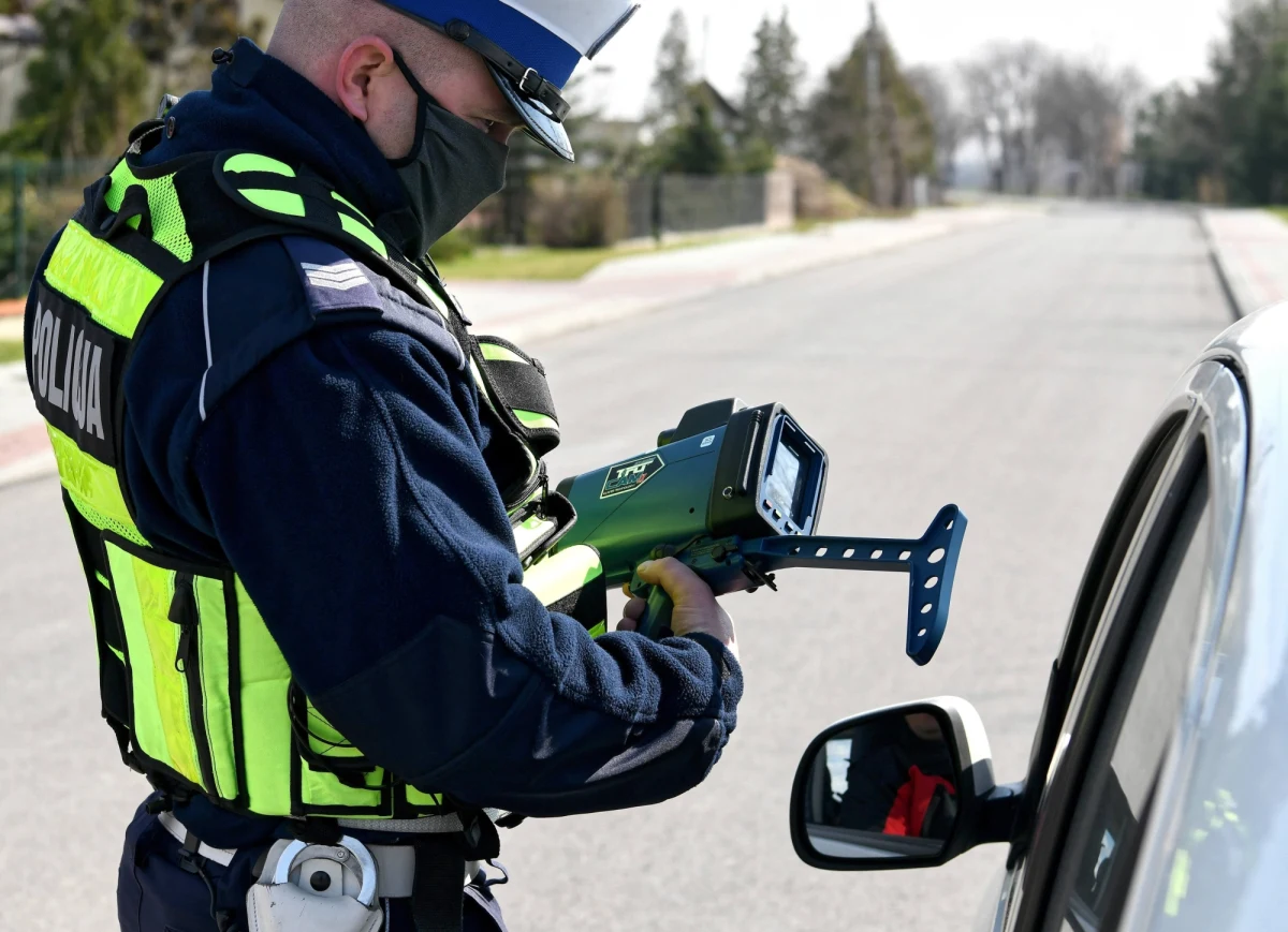 Rząd planuje, żeby kierowcy łamiący przepisy drogowe płacili więcej za polisy - informuje czwartkowa "Rzeczpospolita". "Ceny ubezpieczeń OC mogą poszybować w górę. Na szczęście nie dla całej 20-mln rzeszy kierowców, ale jedynie dla tych, którzy są na bakier z przepisami. 