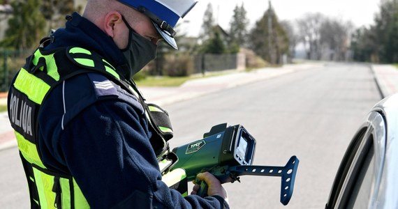 Rząd planuje, żeby kierowcy łamiący przepisy drogowe płacili więcej za polisy - informuje czwartkowa "Rzeczpospolita". "Ceny ubezpieczeń OC mogą poszybować w górę. Na szczęście nie dla całej 20-mln rzeszy kierowców, ale jedynie dla tych, którzy są na bakier z przepisami. 