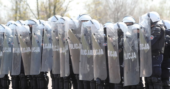 Identyfikatory na mundurach policjantów zabezpieczających demonstracje będą obowiązkowe - dowiedział się reporter RMF FM. Trwają prace nad przepisami, które to będą regulować. Powodem są problemy z ustalaniem tożsamości zamaskowanych funkcjonariuszy, którzy powinni odpowiadać za łamanie przepisów podczas interwencji. 