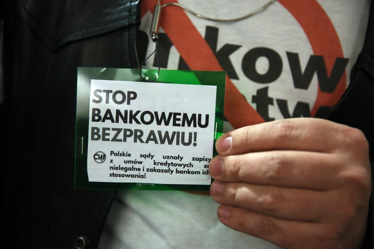 Trybunał Sprawiedliwości UE uznał, że skutki stwierdzenia przez sąd istnienia nieuczciwego warunku w umowie podlegają przepisom prawa krajowego. Co istotne, kwestia utrzymywania się w mocy takiej umowy powinna być oceniana przez sąd krajowy - brzmi orzeczenie TSUE ws. 
kredytów we frankach szwajcarskich.
