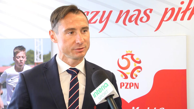 Paulo Sousa zostanie zaszczepiony przeciwko koronawirusowi w ten weekend lub w najbliższy poniedziałek wraz z całym swoim sztabem. Będzie też oglądał finał Pucharu Polski w Lublinie pomiędzy Arką Gdynia a Rakowem Częstochowa. Szczepienia dla naszych reprezentantów będą dobrowolne. Czy Robert Lewandowski się zaszczepi? Na ile go znam, a wiem, że się interesuje szczepionkami to on się zaszczepi - mówi w rozmowie z Interią sekretarz generalny PZPN Maciej Sawicki.