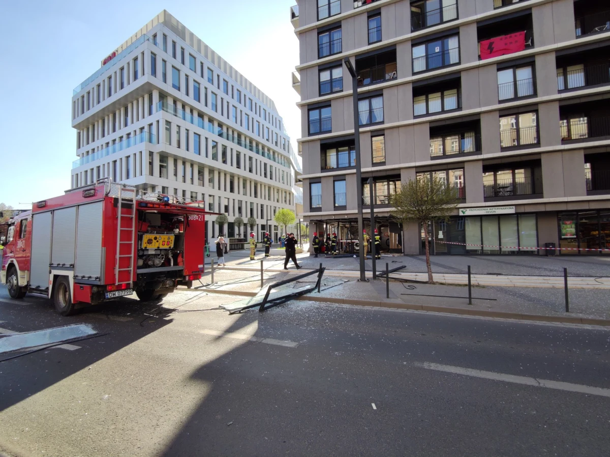 ​Są wstępne ustalenia biegłego po wybuchu w pralni samoobsługowej w centrum Wrocławia. Siła eksplozji wyrwała drzwi budynku. Wyleciały też szyby z okien.