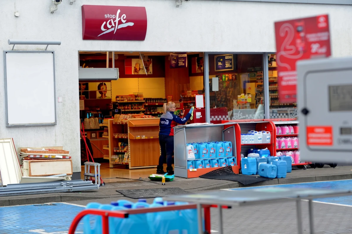 Kary dyscyplinarne mają otrzymać policjanci, którzy pod koniec lutego interweniowali na stacji benzynowej w Rymaniu w Zachodniopomorskiem. Nagranie, na którym świadkowie mówili im, żeby strzelali w opony a nie w dystrybutor, zostało gruntownie przeanalizowane i ma być używane jako materiał szkoleniowy dla kolejnych funkcjonariuszy. 