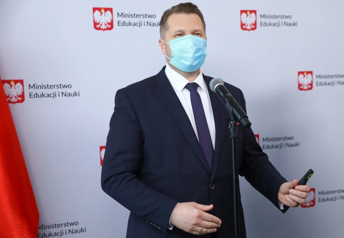 Maj będzie przełomowy w luzowaniu koronawirusowych obostrzeń. Zmiany czekają usługi, kulturę i przede wszystkim edukację. Powrót do szkół budzi wśród wielu uczniów niepokój i stres. Minister edukacji i nauki Przemysław Czarnek podczas konferencji prasowej skomentował ten temat: "Mogę do nich (uczniów - przyp. RMF FM) zaapelować młodzieżowo, take it easy (spokojnie, nie przejmujcie się tak)".