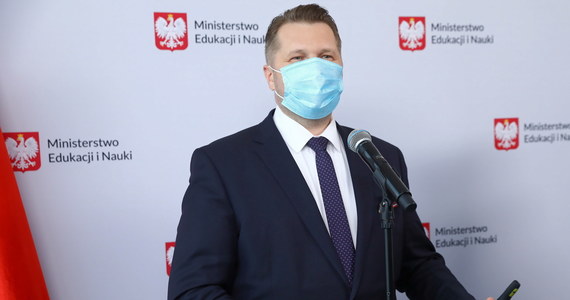 Maj będzie przełomowy w luzowaniu koronawirusowych obostrzeń. Zmiany czekają usługi, kulturę i przede wszystkim edukację. Powrót do szkół budzi wśród wielu uczniów niepokój i stres. Minister edukacji i nauki Przemysław Czarnek podczas konferencji prasowej skomentował ten temat: "Mogę do nich (uczniów - przyp. RMF FM) zaapelować młodzieżowo, take it easy (spokojnie, nie przejmujcie się tak)".