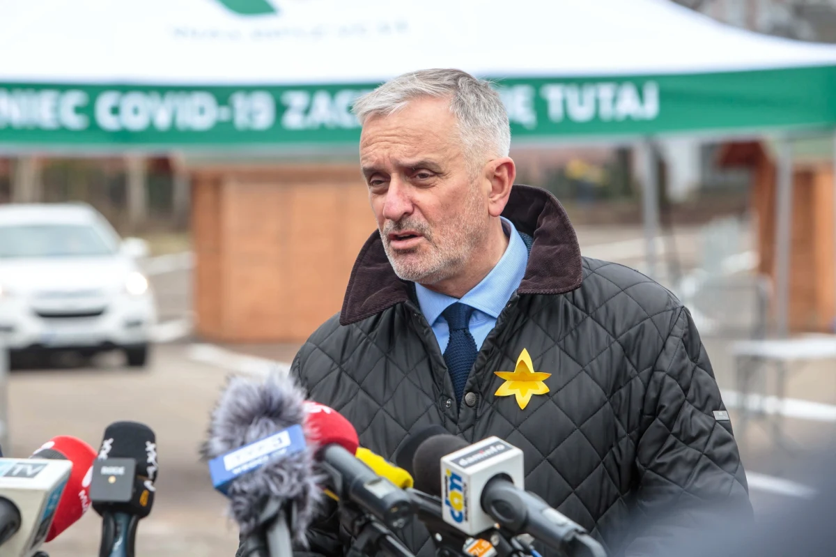 Miejscy radni z Wałbrzycha na Dolnym Śląsku przyjęli uchwałę obowiązkowym szczepieniu przeciwko Covid-19. Obowiązek ma dotyczyć mieszkańców i osób pracujących na terenie miasta. Chcemy tą uchwałą doprowadzić do tego, że więcej wałbrzyszan, więcej Polaków będzie myślało o tym, że warto się zaszczepić – przekonywał prezydent Wałbrzycha Roman Szełemej. Miejską uchwałę może unieważnić wojewoda.