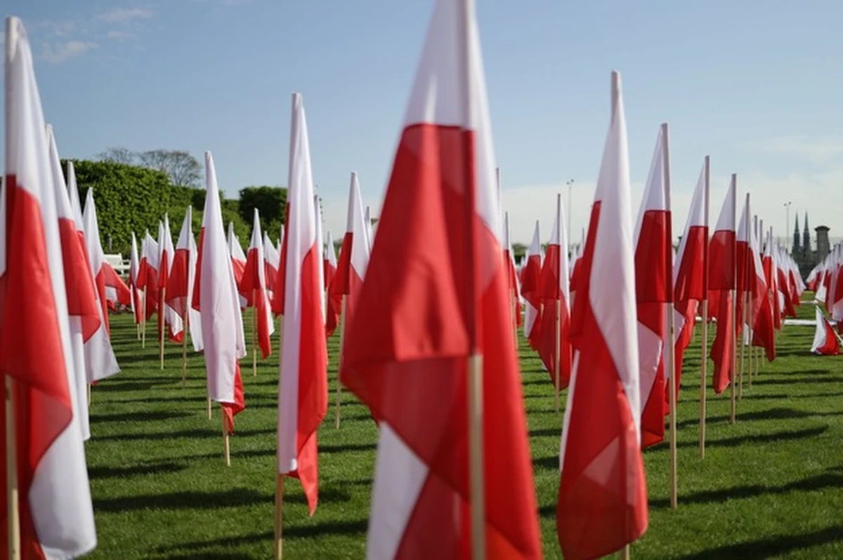 Każdy wie, że biały i czerwony to kolory państwa polskiego. Nasze flagi narodowe można spotkać wszędzie – na urzędowych gmachach, na ulicach, na zawodach sportowych. Konstytucja Rzeczypospolitej mówi jedynie, że "barwami Rzeczypospolitej Polskiej są kolory biały i czerwony". Dlaczego właśnie te kolory i jaka jest historia Biało-czerwonej?