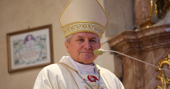 Bp Edward Janiak we wtorek opuścił teren diecezji kaliskiej – poinformował w czwartek rzecznik prasowy diecezji. Zgodnie z nakazem Watykanu były kaliski ordynariusz nie powinien przebywać na jej terenie.