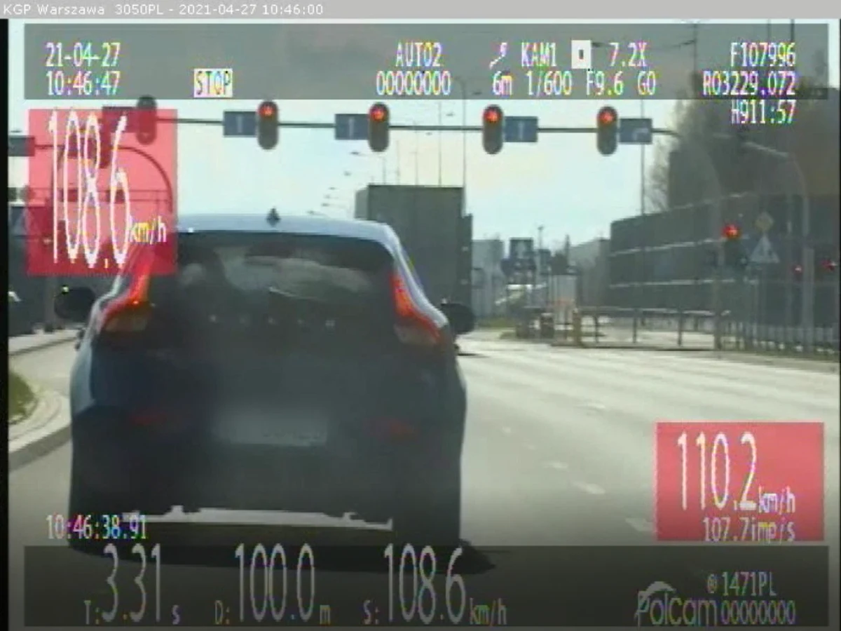 Szybka i zdecydowana pomoc policjantów z Wydziału Ruchu Drogowego w Łodzi uratowała życie niemowlęcia. Dramatyczne sceny, ale zakończone szczęśliwym finałem, rozegrały się w poniedziałek (26 kwietnia) w Łodzi. 