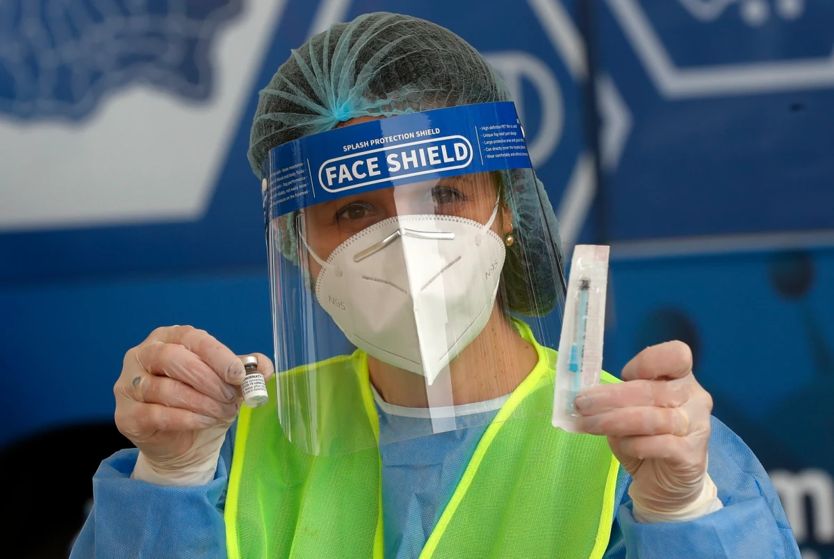 W Szwecji imigranci częściej niż rodowici Szwedzi chorują i umierają na Covid-19, a jednocześnie rzadziej szczepią się przeciwko tej chorobie - wynika z dwóch zaprezentowanych w czwartek raportów szwedzkich władz zdrowotnych.