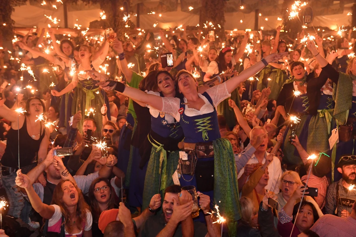 Oktoberfest - największe na świecie dożynki chmielne, mają zostać przeniesione w tym roku z Monachium do Dubaju. "Piwosze musieliby być dowożeni do hoteli busami, aby nie chodzić po mieście w stanie nietrzeźwym. Chodzi o poszanowanie obu kultur" - mówi Charles Blume, zaangażowany w projekt festiwalu. Powodem decyzji o zmianie lokalizacji miała być pandemia.