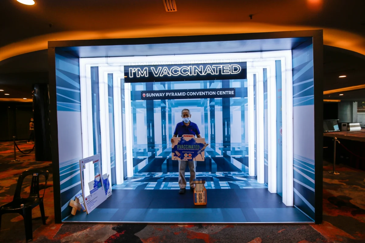 Eksperci Europejskiej Agencji Leków (EMA) badają przypadki zapalenia mięśnia sercowego, które wystąpiły u osób zaszczepionych przeciw Covid-19 preparatami firm Pfizer/BioNTech i Moderna - podała EMA w odpowiedzi na zapytanie dpa. "Obecnie nic nie wskazuje na związek tych przypadków ze szczepionką" - podkreślono.