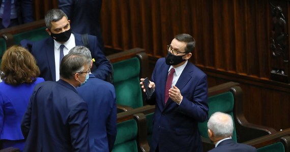 Rada Ministrów w piątek ma przyjąć Krajowy Plan Odbudowy będący podstawą do wypłaty środków z unijnego Funduszu Odbudowy, a następnie przesłać go do Komisji Europejskiej. Termin złożenia KPO do KE mija właśnie 30 kwietnia. Zaktualizowany KPO tego dnia ma być dostępny na stronie internetowej MFiPR.