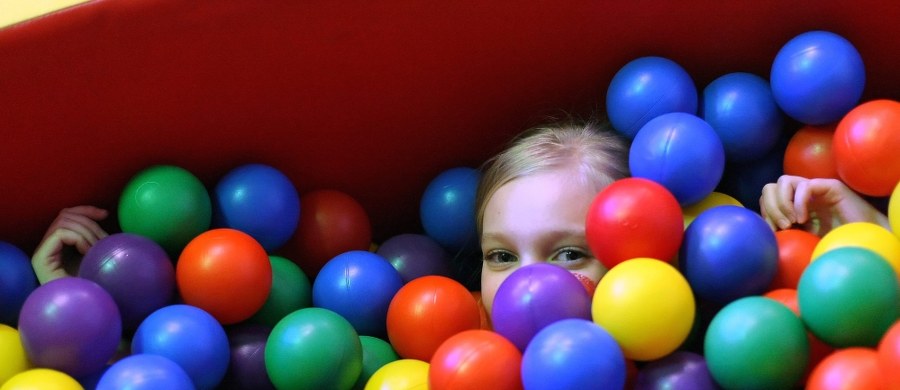 Sale zabaw dla dzieci będą musiały poczekać na otwarcie. W ogłoszonym na maj planie luzowania pandemicznych obostrzeń rząd nie przewidział uruchamiania tego typu placówek. "Uwalniają siłownie, baseny, dzieci idą do szkoły, a o nas dalej cisza. Jesteśmy cały czas pomijani" - zaalarmował nas na Gorącą Linię RMF FM jeden ze słuchaczy reprezentujących tę branżę. 