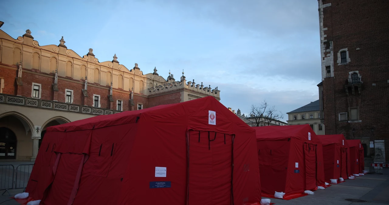 Mobilny punkt szczepień stworzony w ramach akcji "Zaszczep się w Majówkę" na Rynku Głównym w Krakowie