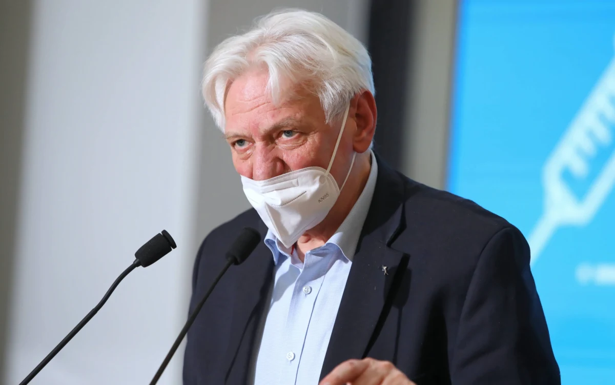 Być może trzeba będzie wprowadzić obowiązek szczepienia przeciw Covid-19, jeżeli inne metody zawiodą. Ten temat jednak nie pojawił się jeszcze na posiedzeniu Rady Medycznej przy premierze - przyznał w TVN24 w piątek główny doradca premiera ds. Covid-19 prof. Andrzej Horban.