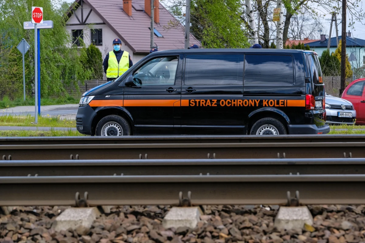 Trzy i pół promila alkoholu w organizmie miał dyżurny ruchu kolejowego w Tarczynie na Mazowszu. Kompletnie pijany mężczyzna wstrzymał w nocy ruch pociągów na linii przebiegającej przez tę miejscowość