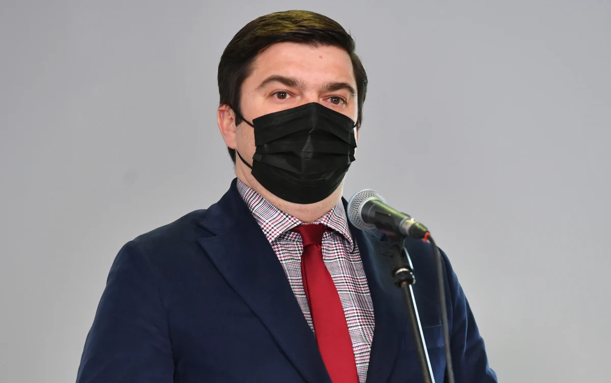 Obecnie w skali kraju mamy 18,6 przypadków zakażeń na 100 tys. mieszkańców; 10 województw w kraju odnotowuje poziom zakażeń na 100 tys. poniżej 20 - powiedział w piątek rzecznik resortu zdrowia Wojciech Andrusiewicz. Zaapelował także, by - choć trzecia fala pandemii zdaje się opadać - spędzić majówkę "w najbliższej okolicy". 