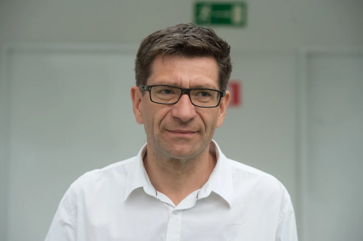 Marek Kacprzak – dziennikarz z wieloletnim doświadczeniem w ogólnopolskich mediach – został rzecznikiem prasowym sejmowego klubu Lewicy. "Po tylu latach pracy w mediach, po tylu latach pracy z politykami, doskonale wiem, jakie potrzeby mają dziennikarze, jak ważna jest dobra sprawna, szybka i rzetelna informacja i tak widzę swoją rolę" - oświadczył Kacprzak. 