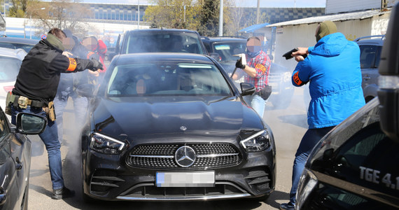 Policjanci odzyskali dwa jeepy i jednego hyundaia, które w kwietniu zniknęły z warszawskich parkingów. Jak poinformował rzecznik Komendy Stołecznej Policji nadkom. Sylwester Marczak, w związku ze sprawą zatrzymano trzech mężczyzn. Przedstawiono im zarzuty kradzieży i paserstwa.