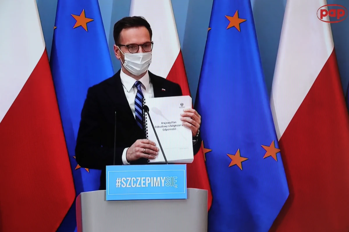 Wszystko wskazuje na to, że jest zbudowana większość wokół projektu ustawy o ratyfikacji decyzji o zwiększeniu zasobów własnych UE; Krajowy Plan Odbudowy dziś zostanie złożony w Komisji Europejskiej i opublikowany - poinformował wiceszef resortu funduszy i polityki regionalnej Waldemar Buda.