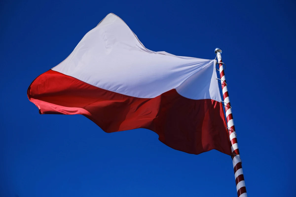 2 maja świętujemy Dzień Flagi Rzeczypospolitej Polskiej. Z tej okazji przygotowaliśmy dla Was quiz. Sprawdźcie swoją wiedzę na temat polskiej flagi, jej święta i ważnych wydarzeń, w których nasze barwy narodowe odegrały kluczową rolę. Wynikiem możecie się pochwalić w mediach społecznościowych. 