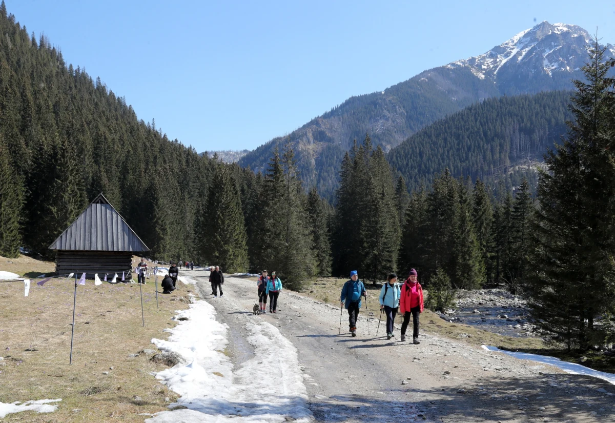 Długi majowy weekend zapowiada się pod Tatrami deszczowo i chłodno. W górach spodziewane są opady śniegu – zapowiada IMGW. TOPR-owcy przypominają, w Tatrach obowiązuje drugi, umiarkowany stopień zagrożenia lawinowego