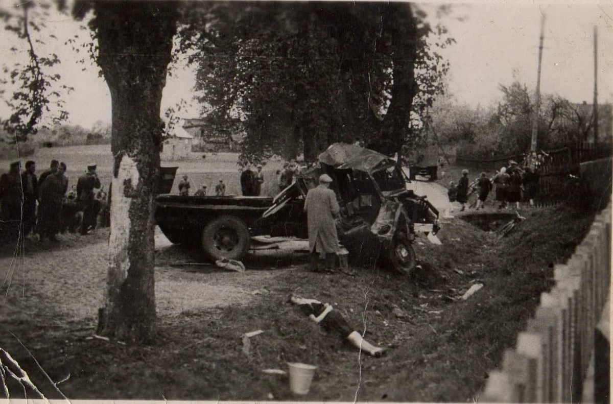 To miała być pełna miłych wspomnień wycieczka. 1 maja 1957 roku do liceum pedagogicznego w Rogoźnie przyjechała delegacja  wojskowa z Biedruska. Żołnierze zaprosili do jednostki, najprawdopodobniej na wieczorną zabawę, grupę dziewcząt. Razem z nimi także drużynę piłkarską. Grupa dwiema ciężarówkami, wczesnym popołudniem ruszyła w kierunku Poznania. Ich podróż nie trwa jednak długo. 