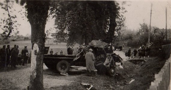 To miała być pełna miłych wspomnień wycieczka. 1 maja 1957 roku do liceum pedagogicznego w Rogoźnie przyjechała delegacja  wojskowa z Biedruska. Żołnierze zaprosili do jednostki, najprawdopodobniej na wieczorną zabawę, grupę dziewcząt. Razem z nimi także drużynę piłkarską. Grupa dwiema ciężarówkami, wczesnym popołudniem ruszyła w kierunku Poznania. Ich podróż nie trwa jednak długo. 