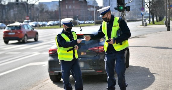 Wydłużony weekend majowy może mieć wpływ na wzmożony ruch pojazdów oraz pieszych. W trosce o bezpieczeństwo na drogach pojawi się więcej policyjnych patroli - zaznacza kom. Robert Opas z Biura Ruchu Drogowego KGP. "Cały czas panuje stan epidemii i należy zachowywać się odpowiedzialnie" - podkreślają funkcjonariusze. 