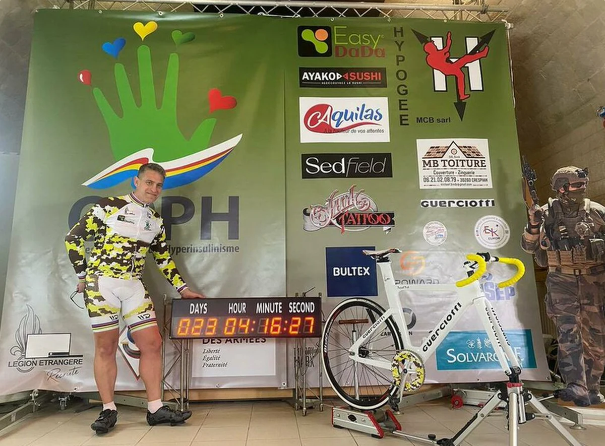 Francuz Pascal Pich przejechał na rowerze stacjonarnym w ciągu 23 dni rekordowy dystans 10 477 km. Wirtualnie pokonał odległość spod Paryża do Camerone w Meksyku, miejsca słynnej bitwy stoczonej przez Legię Cudzoziemską w 1863 roku.
