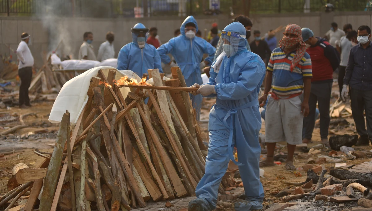 Dramatyczna sytuacja w Indiach jest jaskrawym przykładem, do czego prowadzi lekceważenie pandemii - powiedział PAP dr hab. Piotr Rzymski. Dodał, że nieprawdą jest, że indyjski wariant SARS-CoV-2 wszedł do gry niedawno, bo charakterystykę jego mutacji zgłoszono pół roku temu.