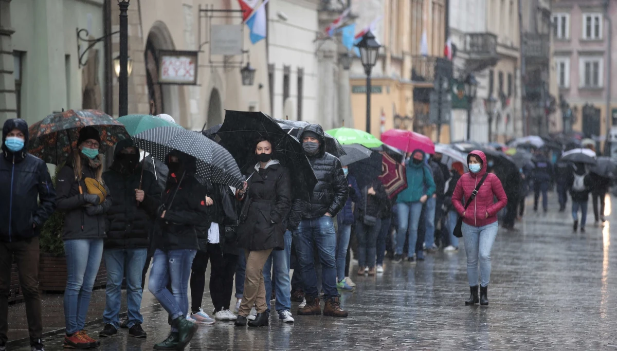 Wszyscy zainteresowani szczepieniem przeciw Covid-19, mający aktywne e-skierowanie, mogą od soboty do poniedziałku zaszczepić się w mobilnych punktach bez wcześniejszego umawiania się. Otrzymają jednodawkowy preparat firmy Johnson & Johnson.