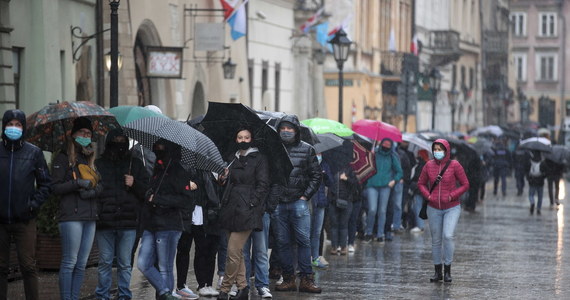 Wszyscy zainteresowani szczepieniem przeciw Covid-19, mający aktywne e-skierowanie, mogą od soboty do poniedziałku zaszczepić się w mobilnych punktach bez wcześniejszego umawiania się. Otrzymają jednodawkowy preparat firmy Johnson & Johnson.