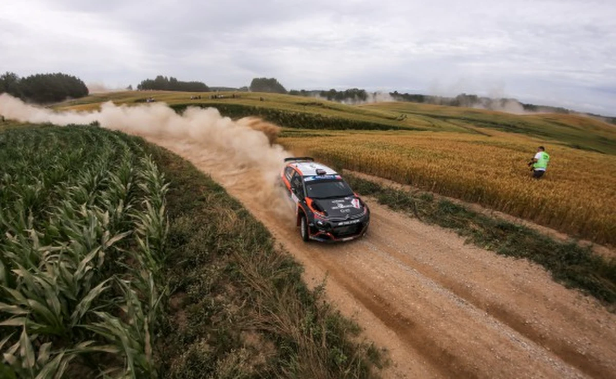 ORLEN 77. Rajd Polski wystartuje w Mikołajkach, a tradycyjne szampany w rękach triumfatorów będą strzelały na mecie w Warszawie - poinformowali organizatorzy. W Mikołajkach rozpocznie się także tegoroczna rywalizacja w Rajdowych Mistrzostwach Europy FIA, najstarszym międzynarodowym cyklu w tej dyscyplinie sportu, który zainaugurowano w sezonie 1953.