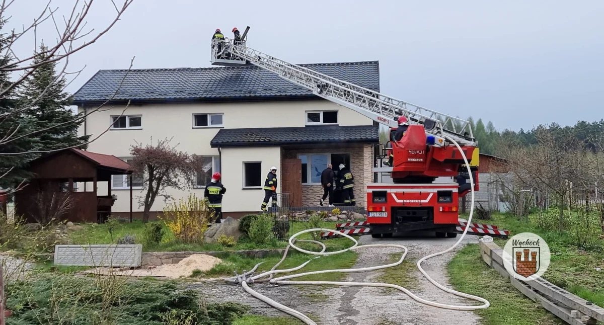 Dwie osoby zostały ranne w pożarze po wybuchu butli z gazem w Wąchocku w województwie świętokrzyskim. Ogień pojawił się w domu jednorodzinnym. 
