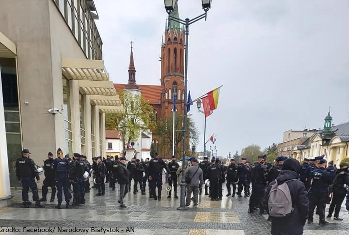 Białostocki magistrat rozwiązał zgromadzenie publiczne w centrum miasta - niedoszły marsz środowisk nacjonalistycznych, które 1 maja chciały zaprotestować przeciwko warunkom pracy i płacy Polaków w Polsce. W wydarzeniu mogło wziąć udział pięć osób, a zgromadziło się około stu.