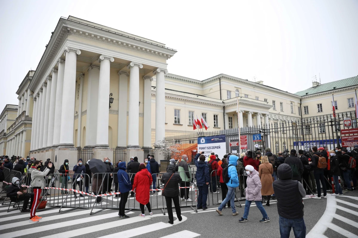 W związku z bardzo dużym zainteresowaniem akcją "Zaszczep się w majówkę" w niedzielę rano dostarczymy do każdego punktu dodatkowych 1000 szczepionek - poinformował szef KPRM i pełnomocnik rządu ds. szczepień Michał Dworczyk. Ponad tysiąc osób zaszczepiło się w mobilnym punkcie szczepień, który został ustawiony przez Dolnośląskim Urzędem Wojewódzkim we Wrocławiu. Do szczepień, jeszcze przed otwarciem punktu, ustawiła się długa kolejka. W Poznaniu już przed południem osiągnięto limit osób mogących się zaszczepić w mobilnym punkcie. Podobnym zainteresowaniem - często dużo większym, niż zakładali organizatorzy - cieszyła się akcja szczepień we wszystkich 16 miastach w Polsce, gdzie utworzono mobilne punkty.