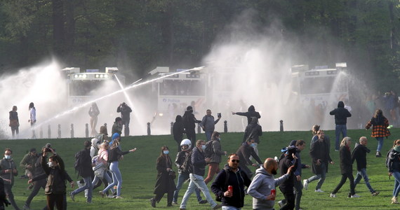 Belgijska policja interweniowała rozpraszając kilka tysięcy ludzi, którzy zgromadzili się na „imprezie” w parku w Bois de la Cambre pod Brukselą, pomimo zakazu wydanego przez władze ze względu na pandemię Covid-19.