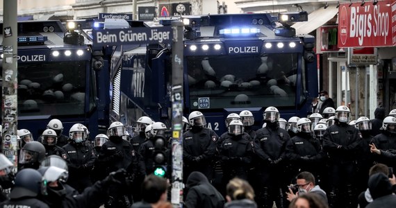 W Berlinie podczas demonstracji pierwszomajowej zorganizowanej przez radykalne organizacje lewicowe doszło do starć z policją. Funkcjonariusze byli atakowani petardami, butelkami i kamieniami. Rannych zostało co najmniej trzech mundurowych.