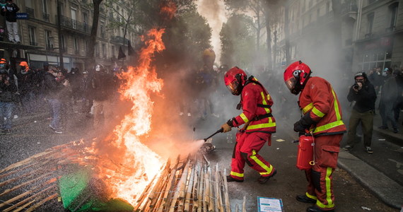 We Francji pokojowe początkowo demonstracje pierwszomajowe przekształciły się w starcia policji z anarchistami z BlackBlok i uczestnikami ruchu żółtych kamizelek. Funkcjonariusze zatrzymali w Paryżu 34 osoby, do tłumienia zamieszek użyto gazu łzawiącego i armatek wodnych.