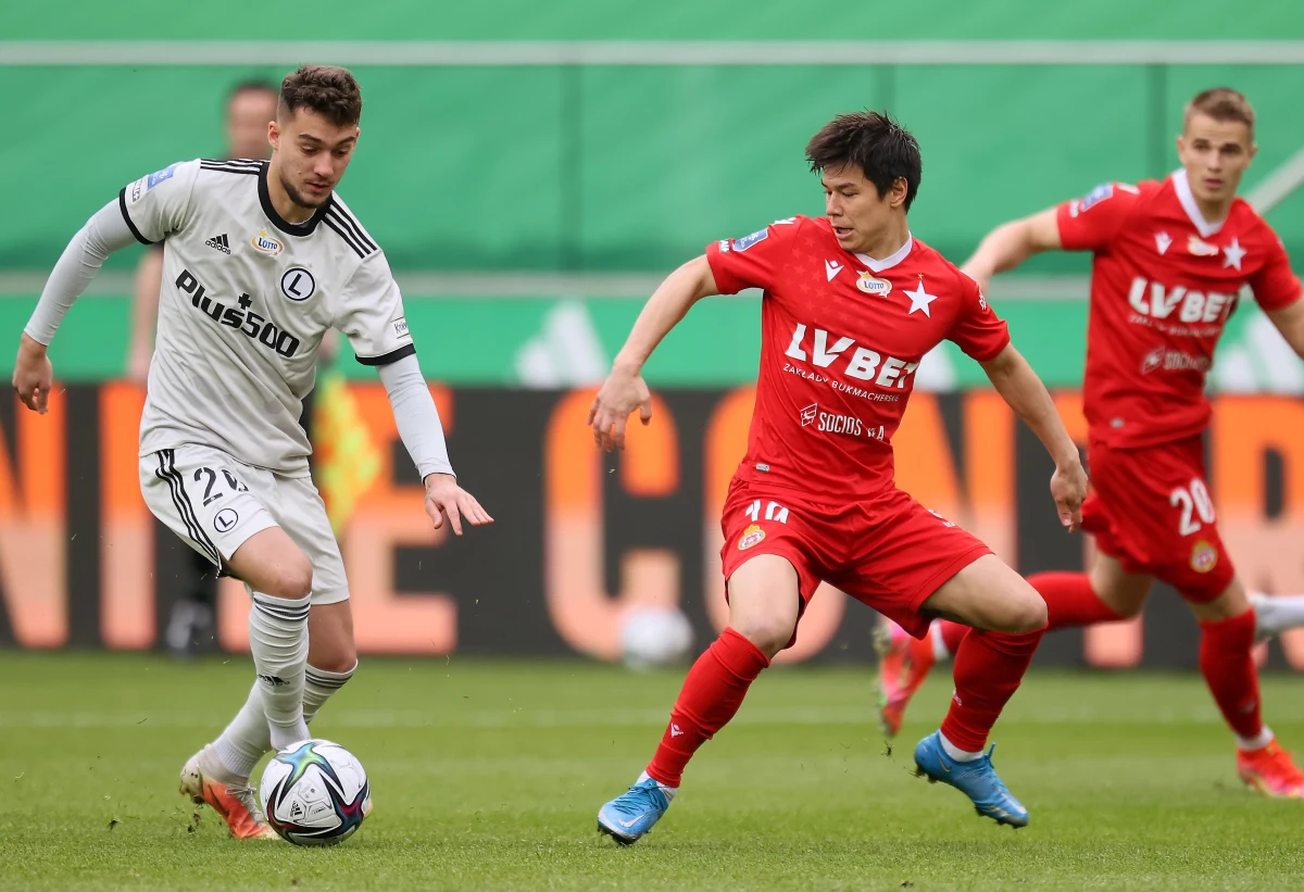 Pewna już mistrzowskiego tytułu Legia zremisowała w Warszawie z Wisłą Kraków 0:0 w 28. kolejce piłkarskiej ekstraklasy. Ważne zwycięstwo odniosła w Poznaniu przedostatnia Stal Mielec, która pokonała Lecha 2:1. Druga w tabeli Pogoń Szczecin zremisowała z Wartą Poznań 1:1.