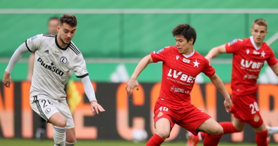 Pewna już mistrzowskiego tytułu Legia zremisowała w Warszawie z Wisłą Kraków 0:0 w 28. kolejce piłkarskiej ekstraklasy. Ważne zwycięstwo odniosła w Poznaniu przedostatnia Stal Mielec, która pokonała Lecha 2:1. Druga w tabeli Pogoń Szczecin zremisowała z Wartą Poznań 1:1.