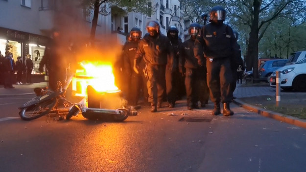 Policjanci starli się z demonstrantami w Berlinie podczas corocznych demonstracji z okazji Święta Pracy, które odbywają się 1 maja każdego roku. Na początku protestu zebrało się około 8 000 osób.