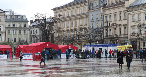 Za nami drugi dzień akcji "Zaszczep się w majówkę". Wszyscy zainteresowani szczepieniem przeciw Covid-19, mający aktywne e-skierowanie, mogli zaszczepić się w mobilnych punktach bez wcześniejszego umawiania się.