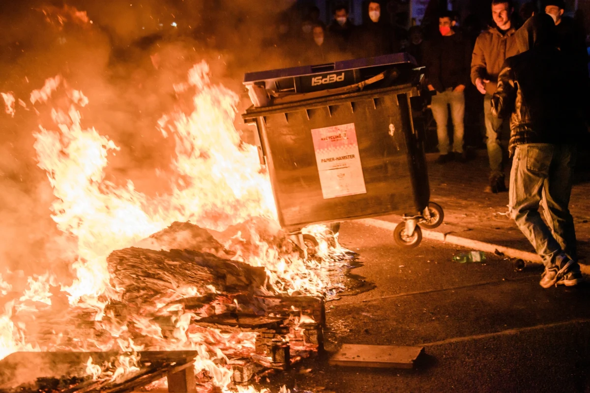 30 tys. ludzi brało w sobotę udział w manifestacjach z okazji święta pracy w stolicy Niemiec. Podczas jednej z demonstracji wybuchły zamieszki; setki ludzi aresztowano, a ponad 30 policjantów zostało rannych. Płonące barykady, funkcjonariusze obrzucani butelkami i kamieniami - Berlin wysłał w świat fatalne obrazy - pisze dziś prasa.