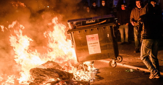 30 tys. ludzi brało w sobotę udział w manifestacjach z okazji święta pracy w stolicy Niemiec. Podczas jednej z demonstracji wybuchły zamieszki; setki ludzi aresztowano, a ponad 30 policjantów zostało rannych. Płonące barykady, funkcjonariusze obrzucani butelkami i kamieniami - Berlin wysłał w świat fatalne obrazy - pisze dziś prasa.