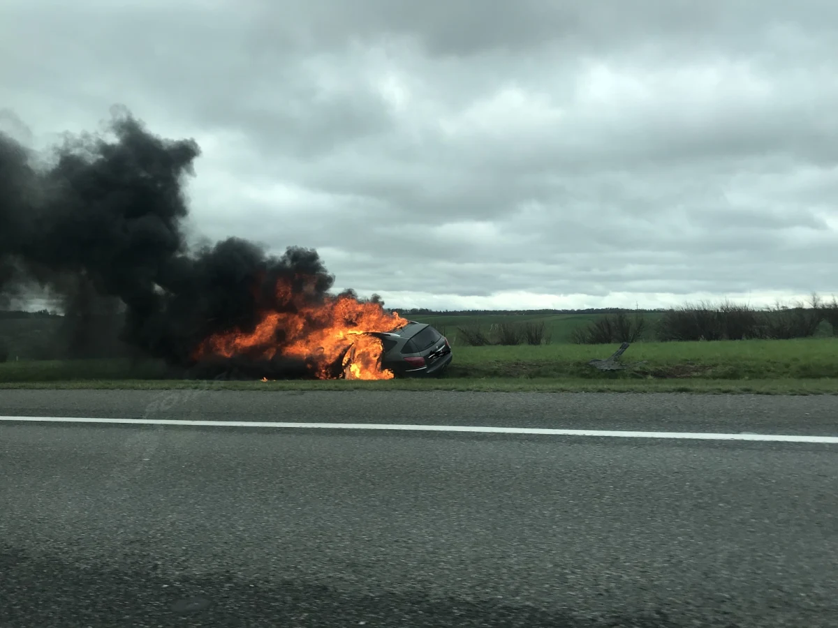 Służby drogowe przywróciły normalny ruch na opolskim odcinku autostrady A4, gdzie po pożarze samochodu zablokowana była jezdnia w kierunku Katowic.
